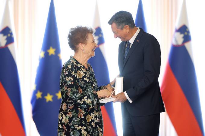 Za izjemen ustvarjalni opus poezije, šansonov in popevk prejme Elza Budau srebrni red za zasluge